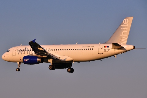 CS-TQK - A320-232 - White - BRU - 22-04-2010b
