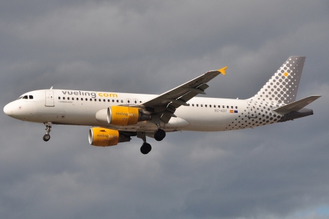 EC-KDT - A320-216 - Vueling - LHR - 28-08-2010