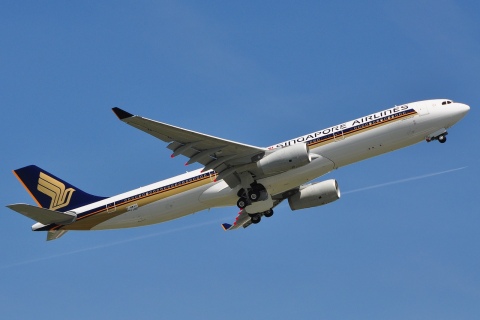 F-WWKR - A330-343 - Singapore Airlines - TLS - 28-04-2010b