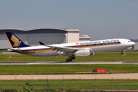 F-WWKR - A330-343 - Singapore Airlines - TLS - 28-04-2010c