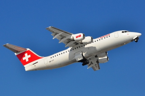 HB-IYY - RJ100 - Swiss - LUX - 07-03-2010b