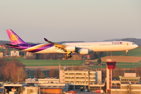 HS-TNB - A340-642 - Thai Airways International - ZRH - 11-04-2010b