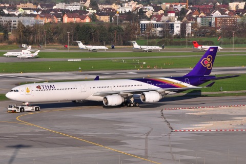 HS-TNB - A340-642 - Thai Airways International - ZRH - 11-04-2010c
