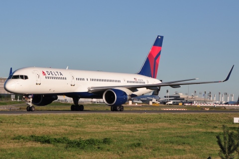 N722TW - 757-231(WL) - Delta Air Lines - CDG - 21-08-2010