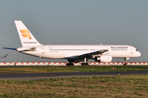 TF-TII - B757-208 - Icelandair - CDG - 21-08-2010