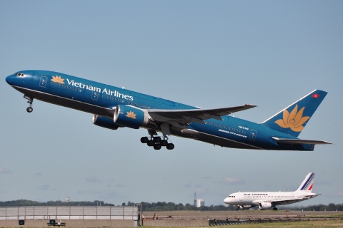 VN-A142 - 777-2Q8(ER) - Vietnam Airlines - CDG - 21-08-2010