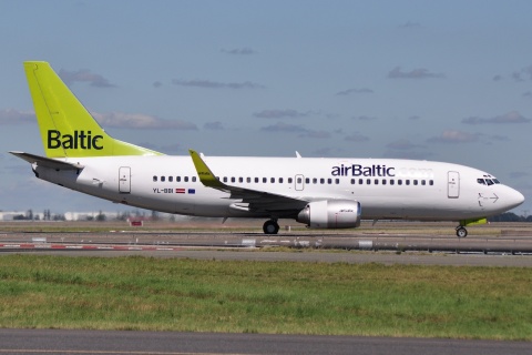 YL-BBI - 737-33A(WL) - Air Baltic - CDG - 21-08-2010