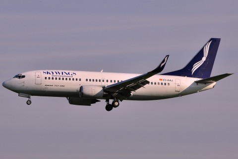 Z3-AAJ - 737-33A - Skywings International - BRU - 23-04-2010