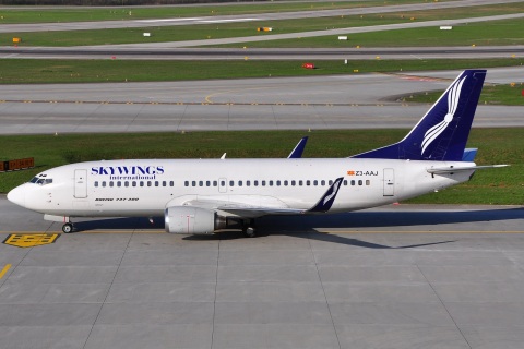 Z3-AAJ - 737-33A - Skywings International - ZRH - 11-04-2010b