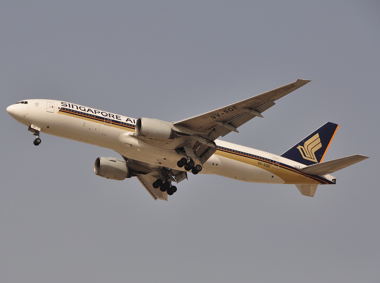 9V-SQE - 777-212(ER) - Singapore Airlines - DXB - 03-04-2011