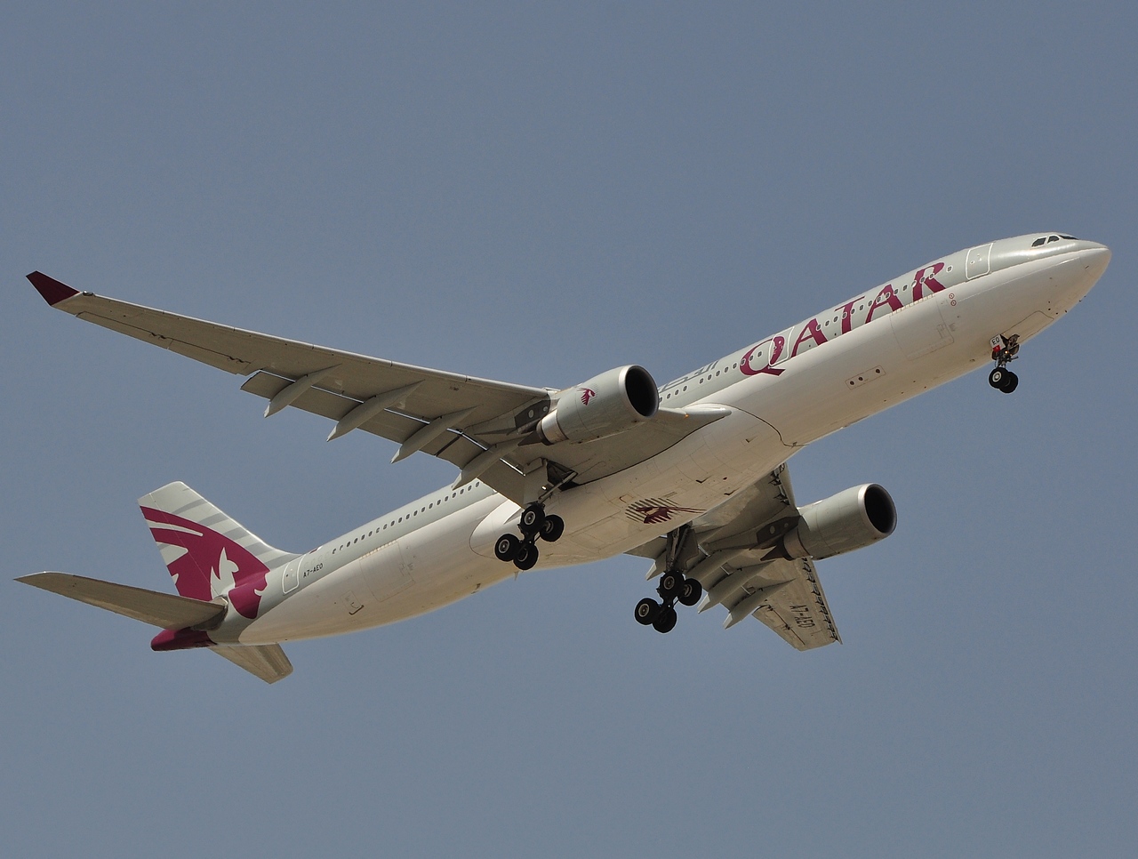A7-AEO - A330-302 - Qatar Airways - DXB - 08-04-2011
