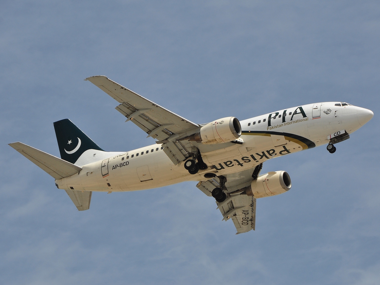 AP-BCD - 737-340 - PIA Pakistan International Airlines - DXB - 07-04-2011