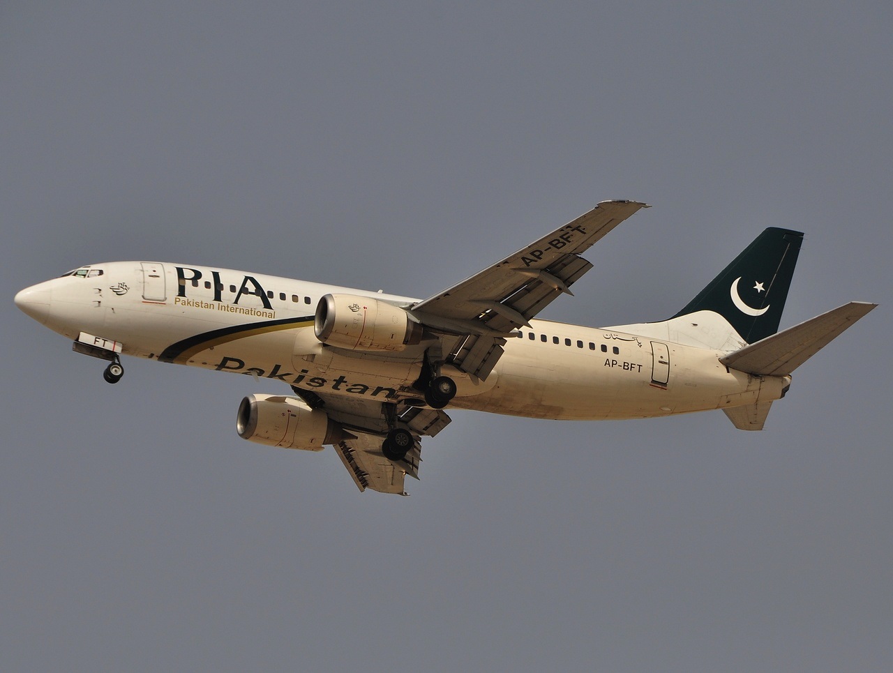 AP-BFT - 737-340 - PIA Pakistan International Airlines - DXB - 03-04-2011