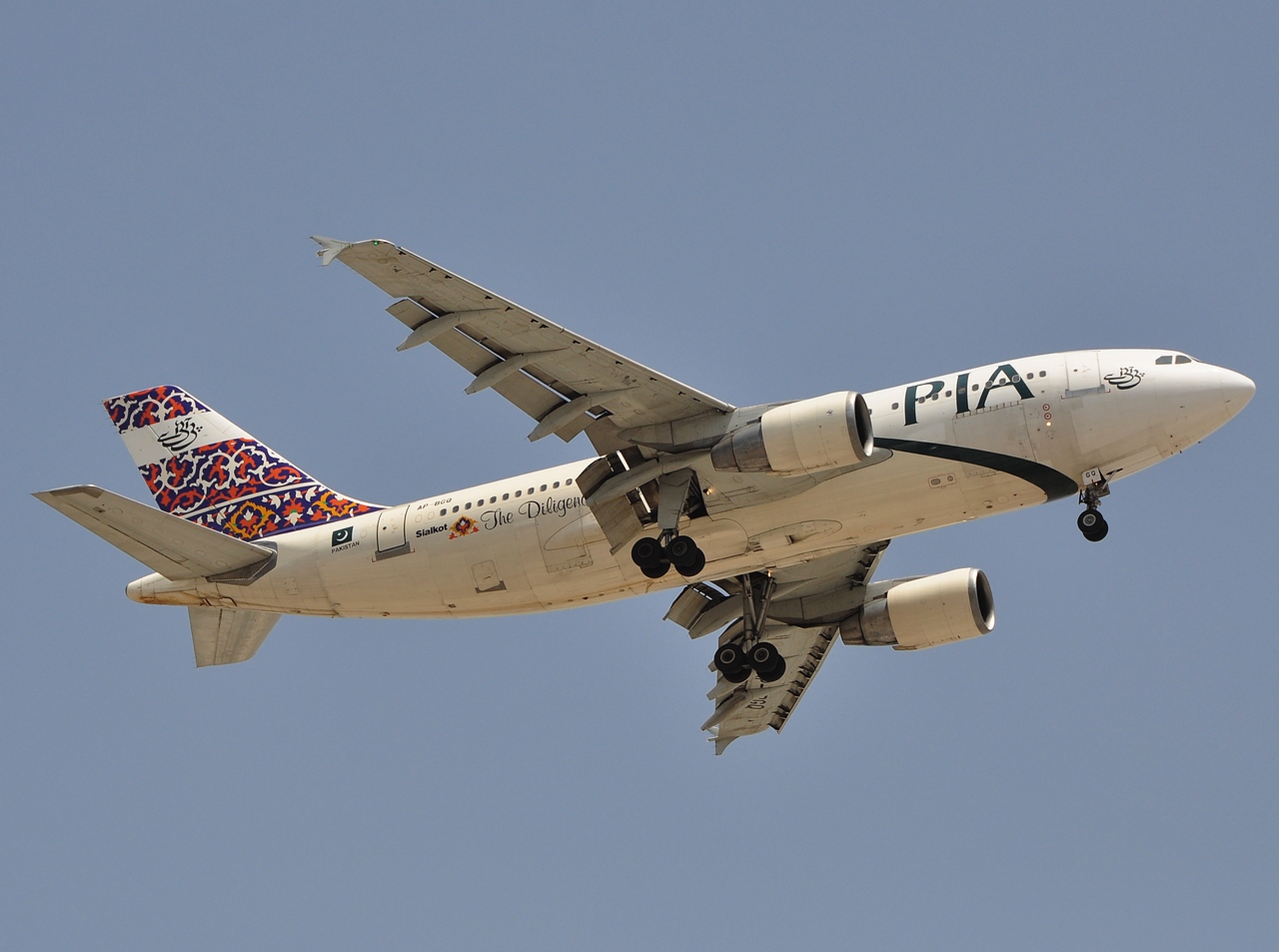 AP-BGQ - A310-324 - PIA Pakistan International Airlines - DXB - 08-04-2011