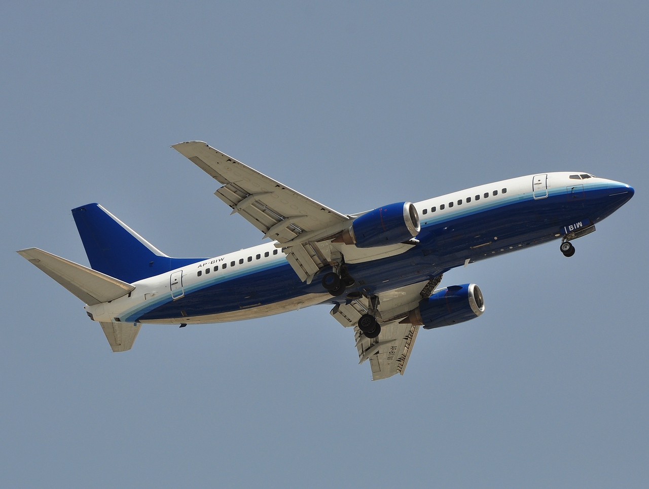 AP-BIW - 737-3B7 - Vision Air International - DXB - 08-04-2011