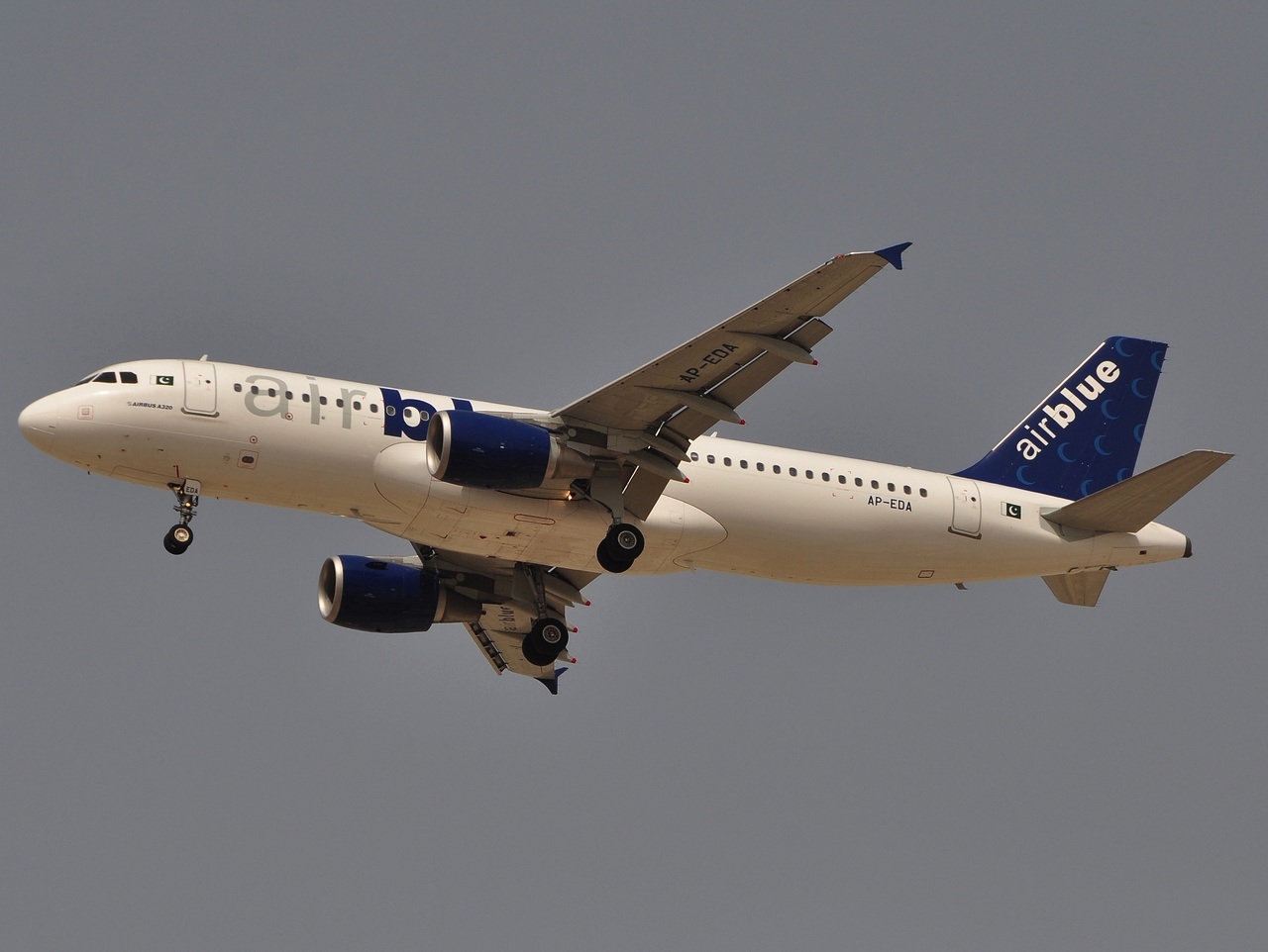 AP-EDA - A320-214 - AirBlue - DXB - 03-04-2011