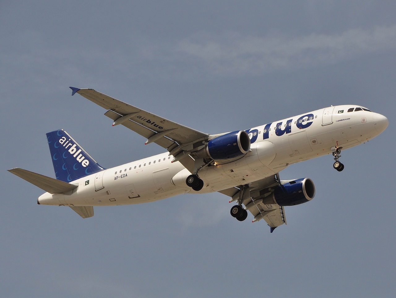 AP-EDA - A320-214 - AirBlue - DXB - 07-04-2011