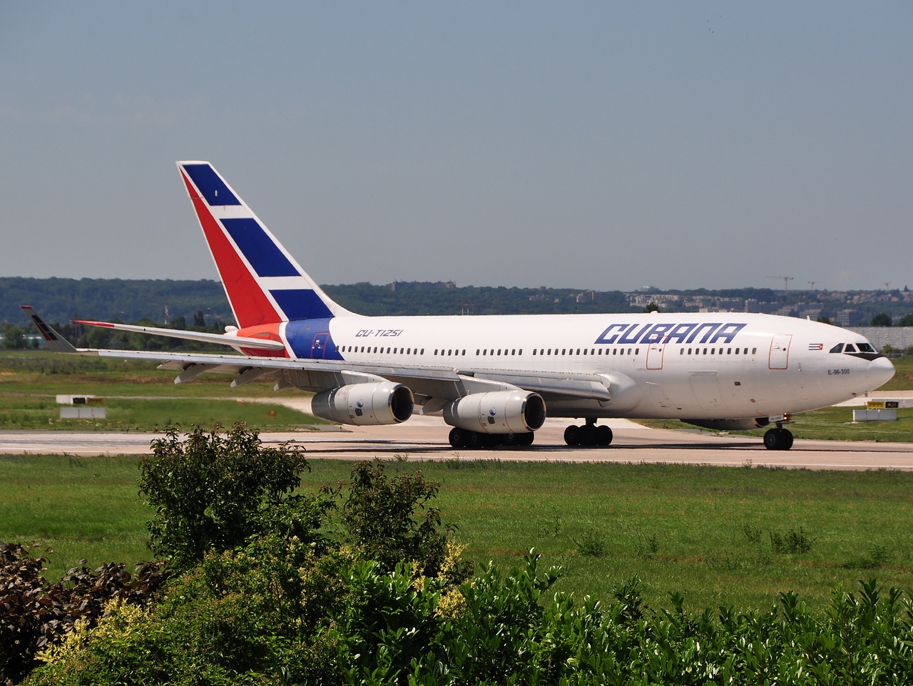 CU-T1251 - Ilyushin Il-96-300 - Cubana - ORY - 26-06-2011b