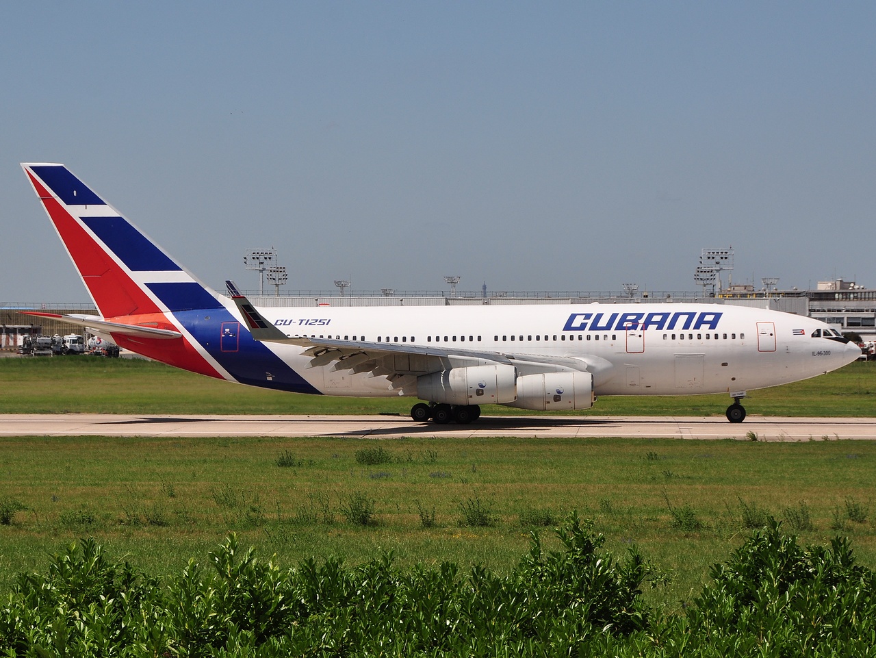 CU-T1251 - Ilyushin Il-96-300 - Cubana - ORY - 26-06-2011c
