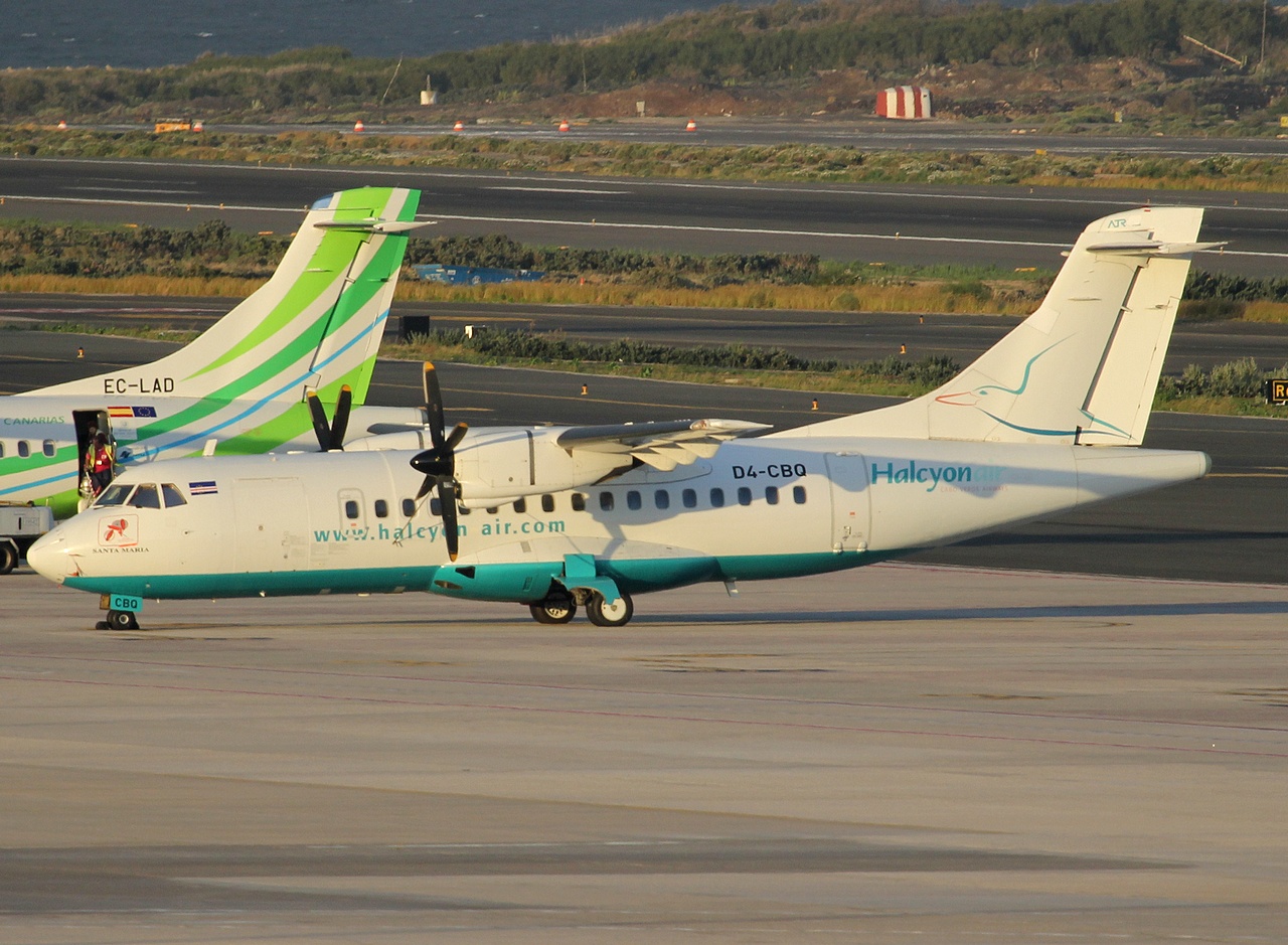 D4-CBQ - ATR 42-320 - Halcyon Air - LPA - 17-02-2011