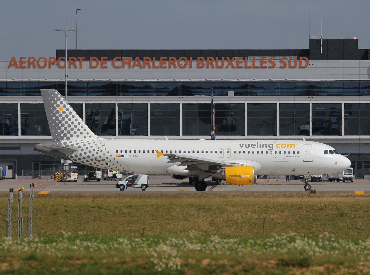 EC-KMI - A320-216 - Vueling - CRL - 09-06-2011