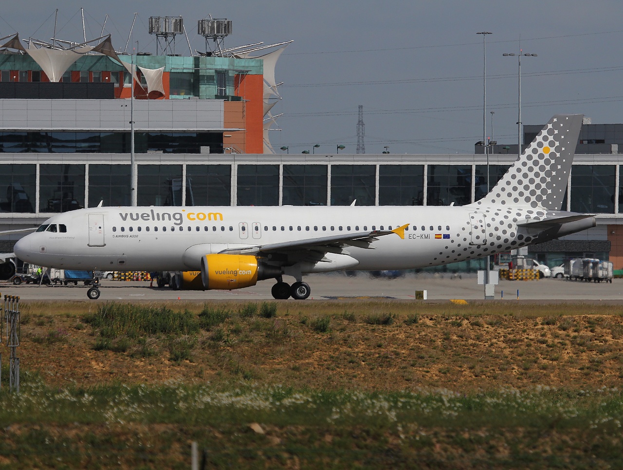 EC-KMI - A320-216 - Vueling - CRL - 09-06-2011b