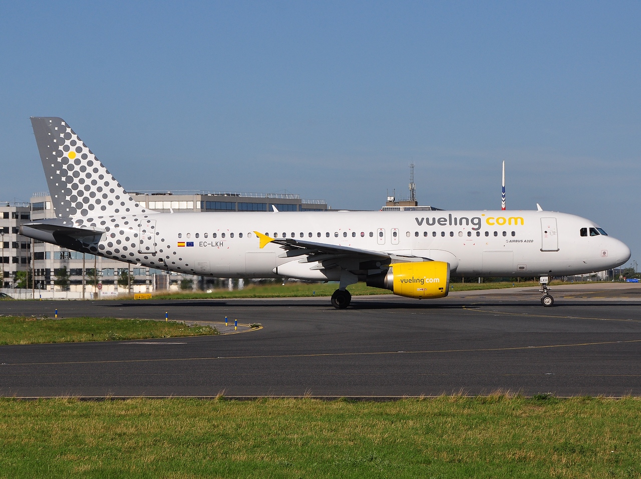 EC-LKH - A320-214 - Vueling - CDG - 26-06-2011