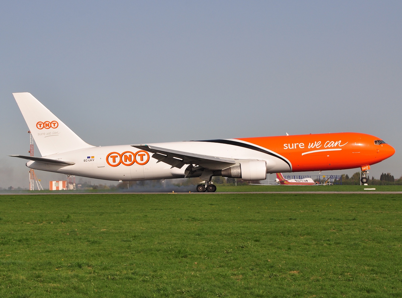 EC-LKV - 767-383(ER) - TNT Airways - LGG - 10-04-2011