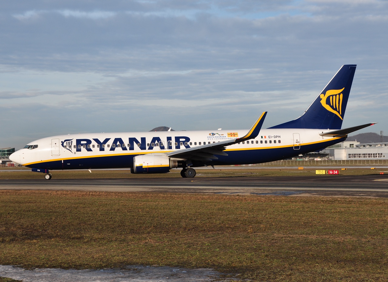 EI-DPH - 737-8AS(WL) - Ryanair - SZG - 09-01-2011