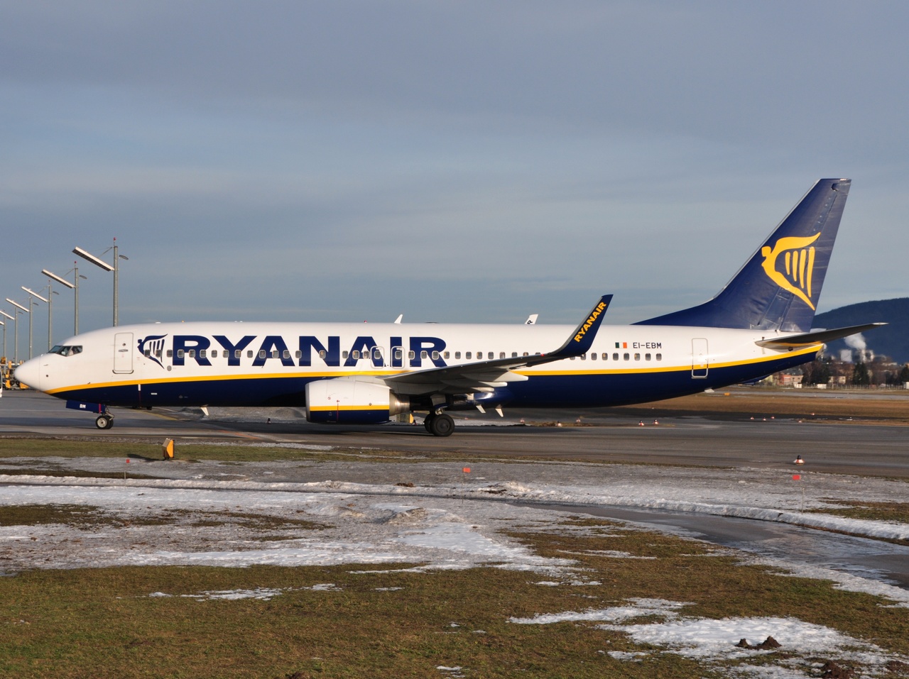 EI-EBM - 737-8AS(WL) - Ryanair - SZG - 09-01-2011