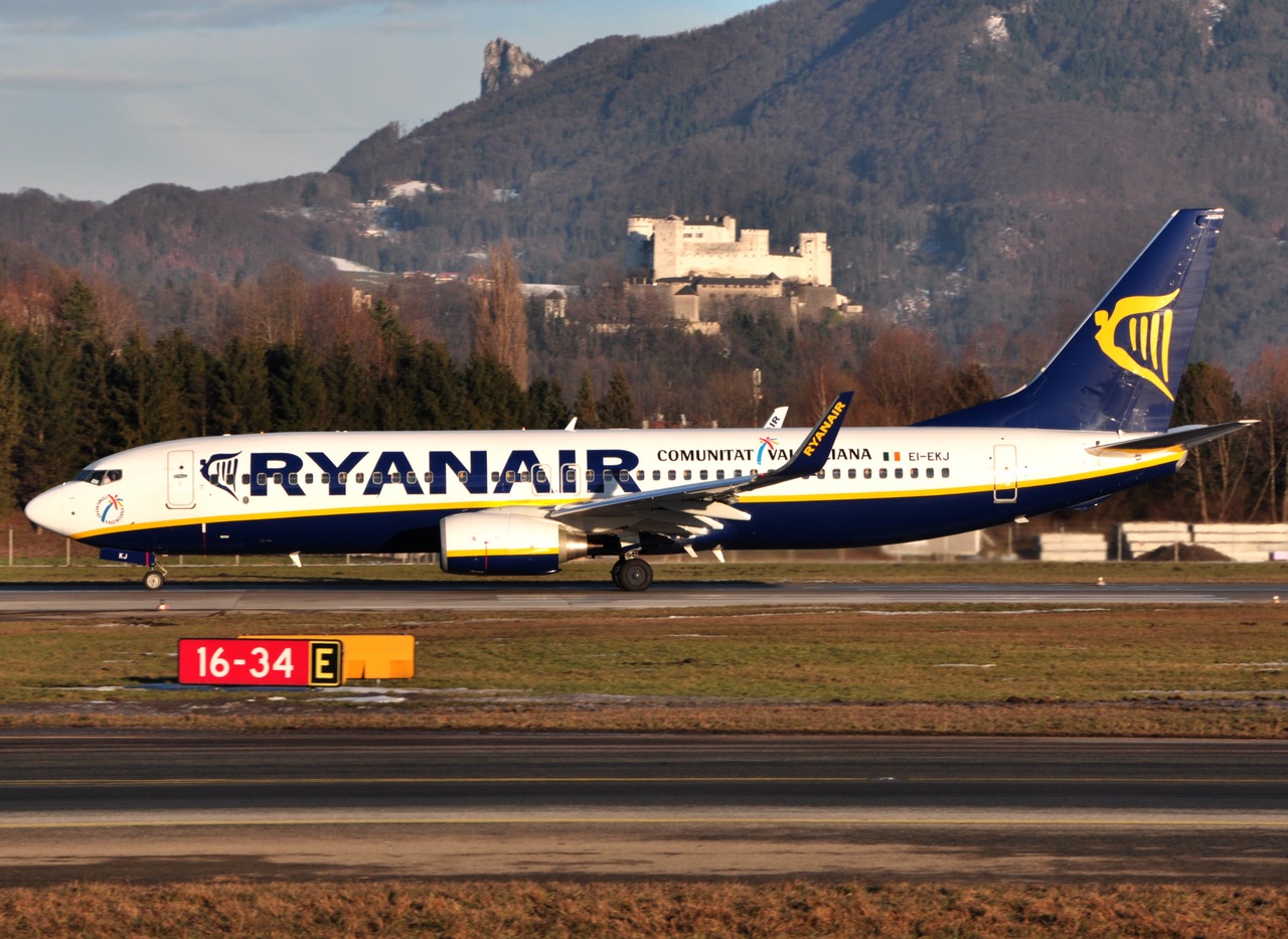 EI-EKJ - 737-8AS(WL) - Ryanair - SZG - 08-01-2011b
