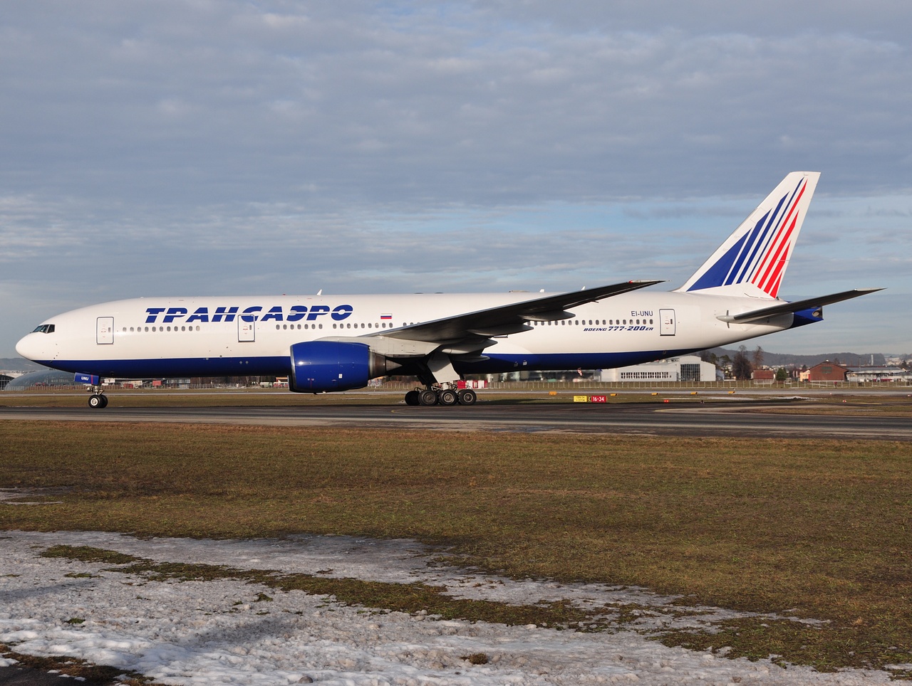 EI-UNU - 777-212(ER) - Transaero Airlines - SZG - 09-01-2011