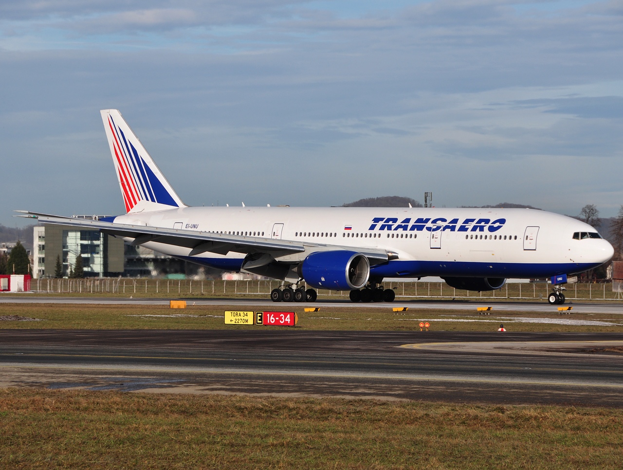 EI-UNU - 777-212(ER) - Transaero Airlines - SZG - 09-01-2011b