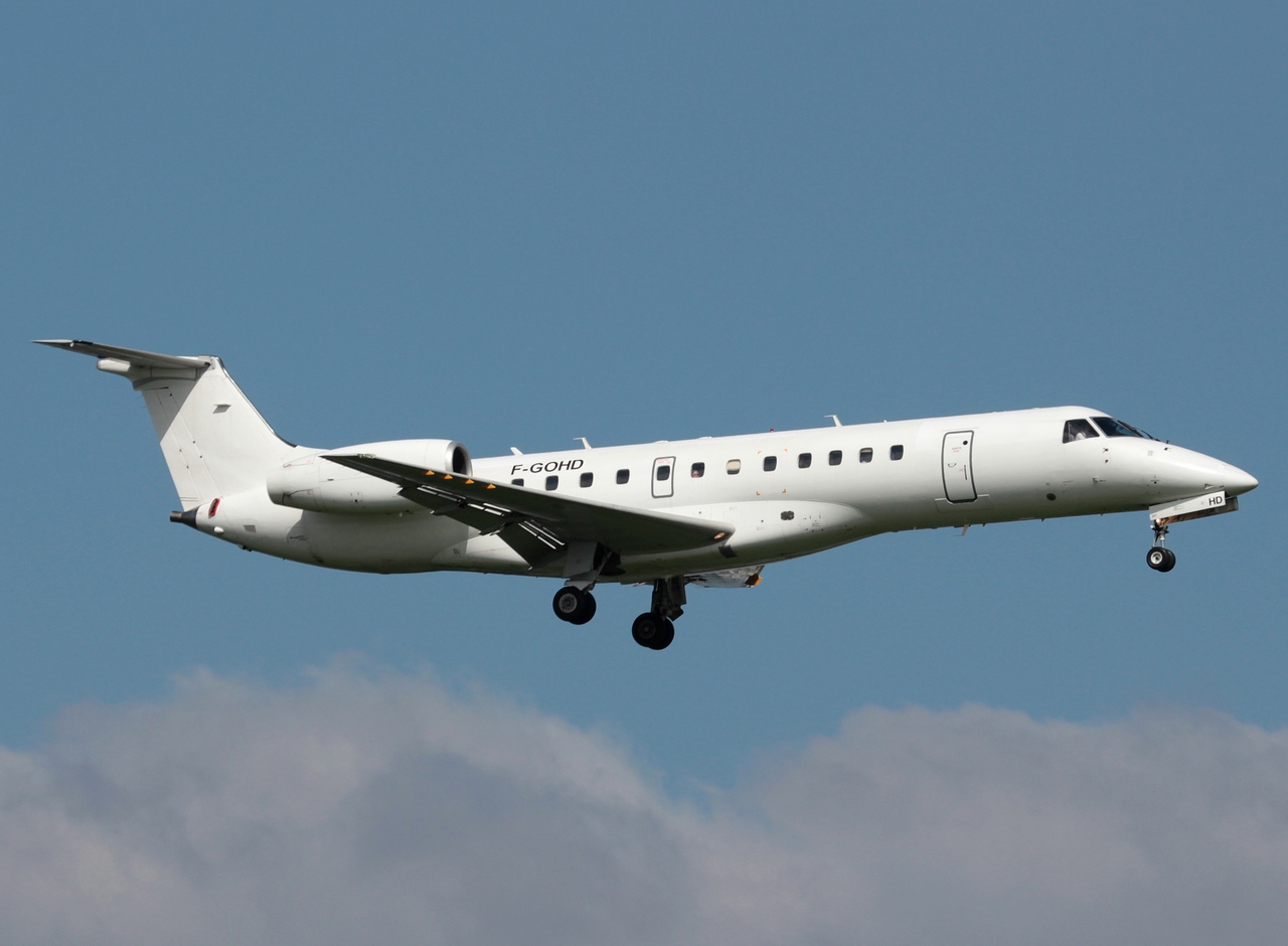 F-GOHD - ERJ-135ER - Regional - AMS - 04-07-2011