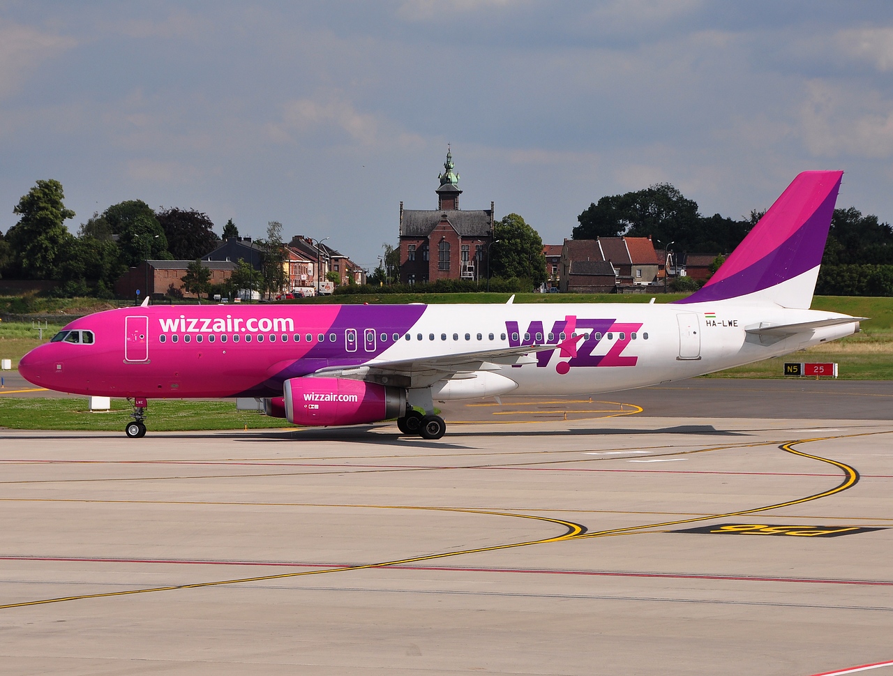 HA-LWE - A320-232 - Wizz Air - CRL - 01-07-2011