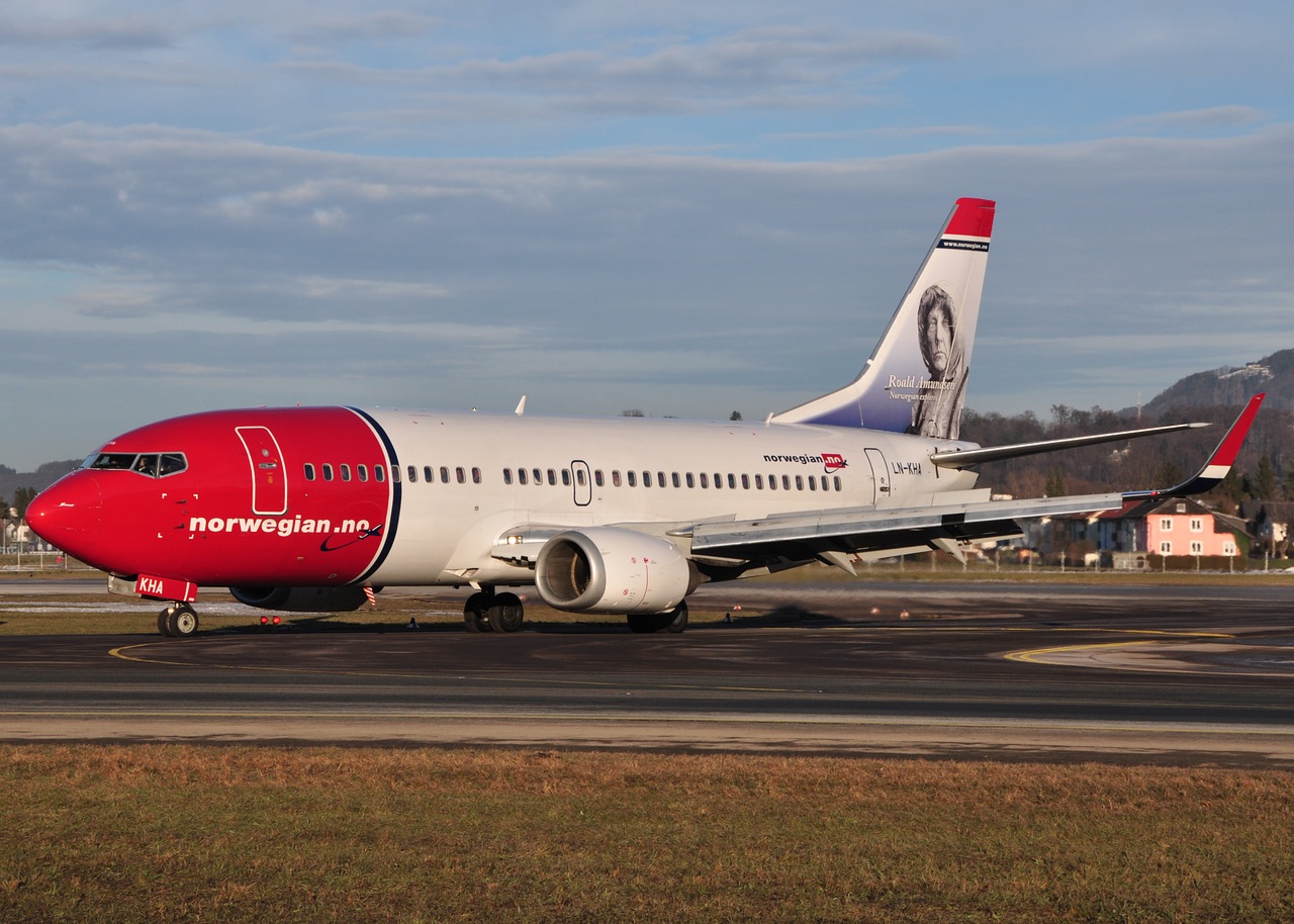 LN-KHA - 737-31S(WL) - Norwegian Air Shuttle - SZG - 08-01-2011