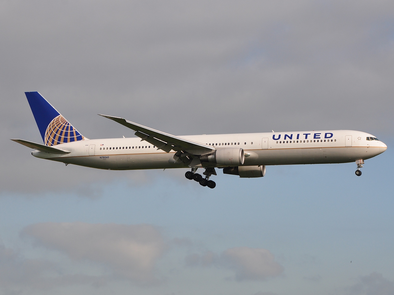 N78060 - 767-424(ER) - United Airlines - AMS - 04-07-2011