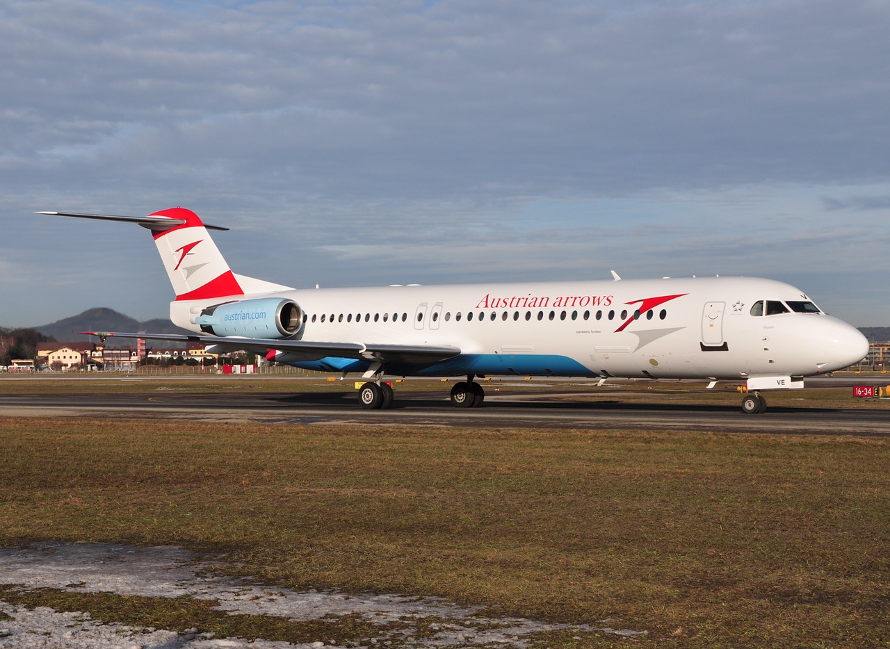 OE-LVE - Fokker 100 - Austrian Arrows - SZG - 09-02-2011c