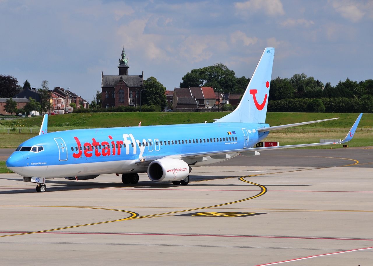 OO-JBG - 737-8K5(WL) - JetairFly - CRL - 01-07-2011
