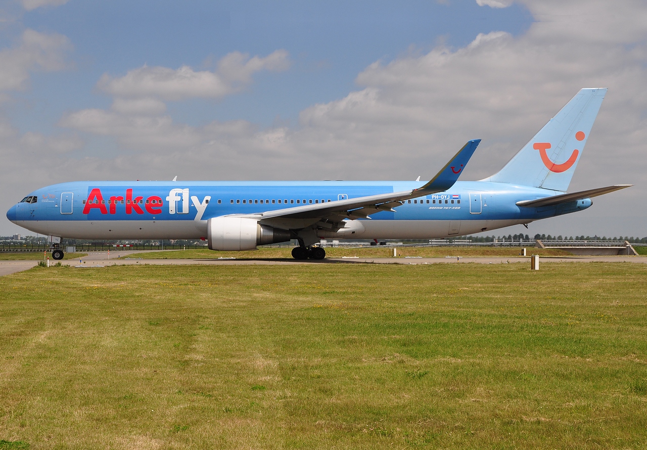 PH-OYJ - 767-304(ER)(WL) - Arkefly - AMS - 04-07-2011