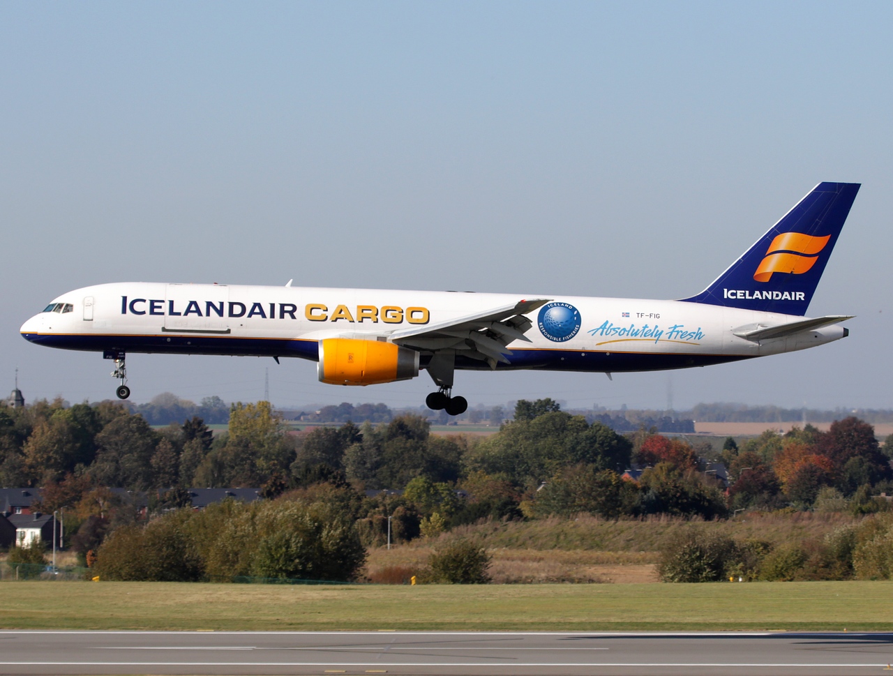 TF-FIG - 757-23APF - Icelandair - LGG - 23-10-2011