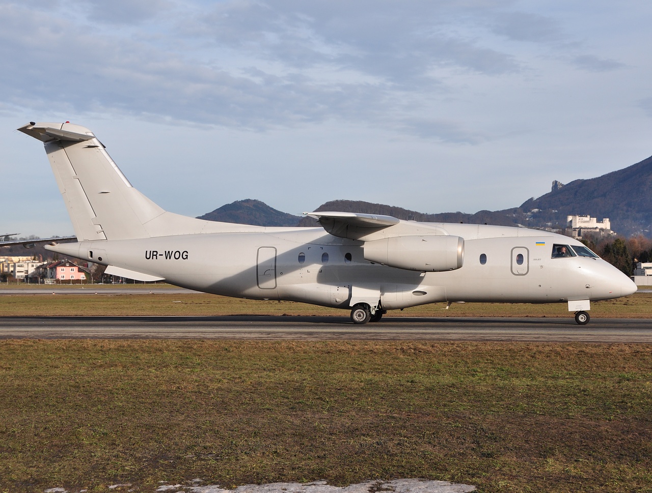 UR-WOG - Dornier 328 JET-300 - AeroStar - SZG - 09-01-2011b