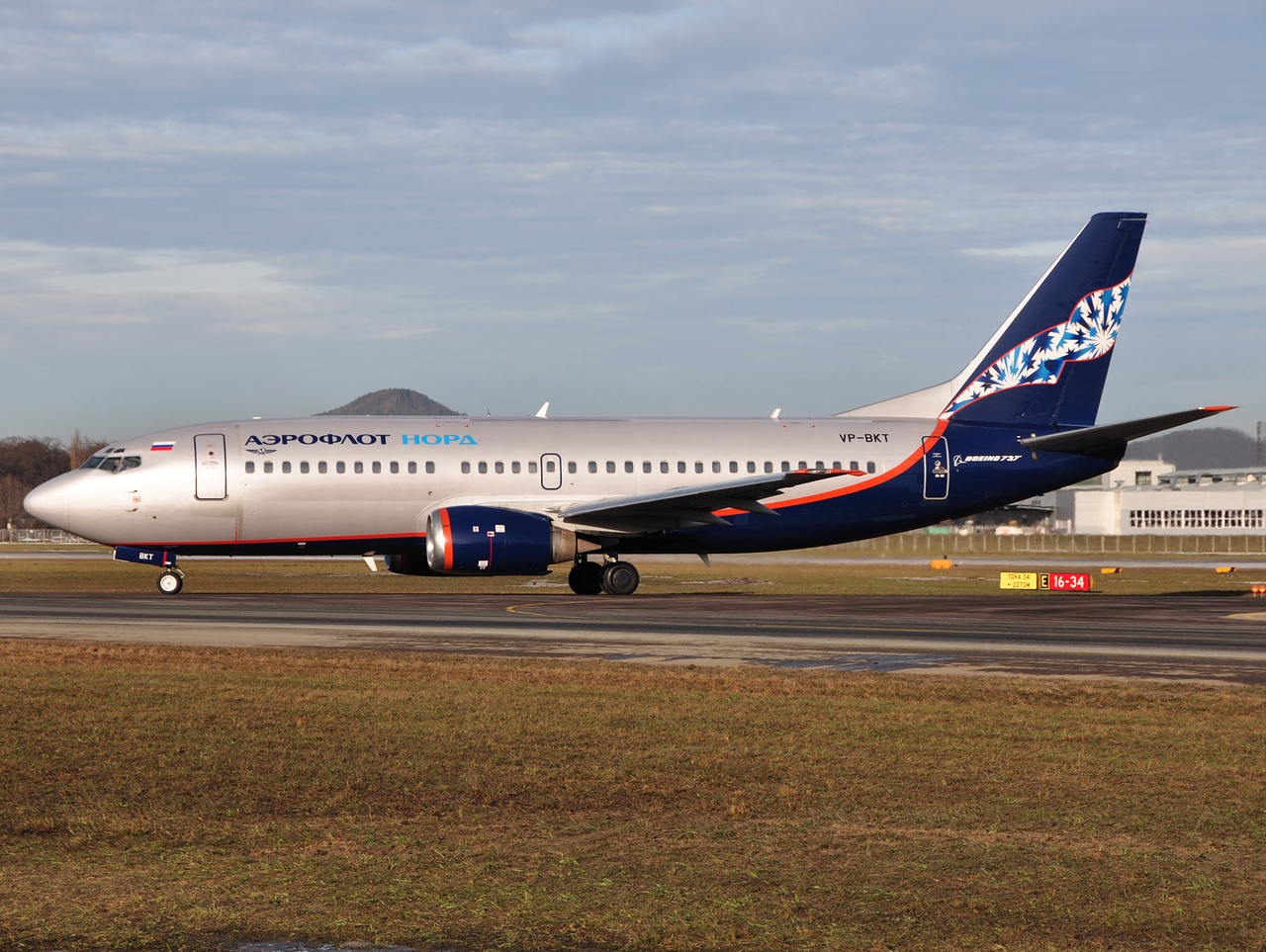 VP-BKT - 737-33R - Aeroflot Nord - SZG - 09-01-2011b