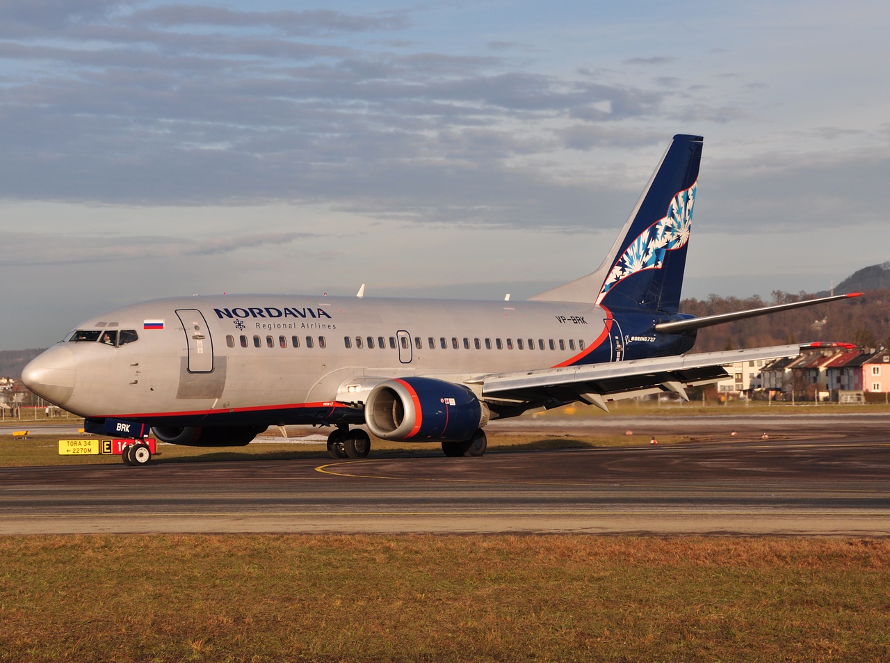 VP-BRK - 737-5Y0 - Nordavia - SZG - 09-01-2011b