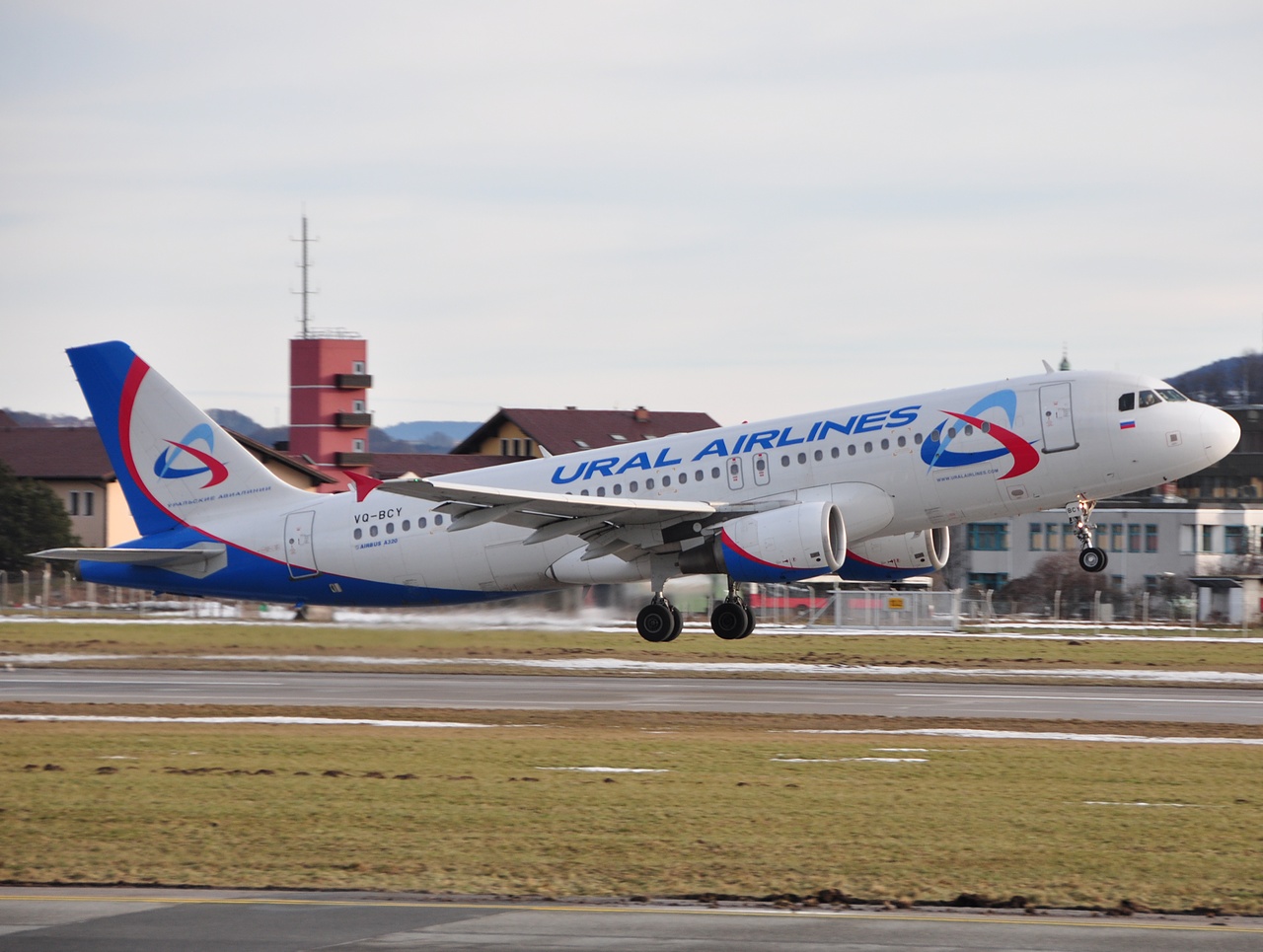 VQ-BCY - A320-214 - Ural Airlines - SZG - 09-01-2011