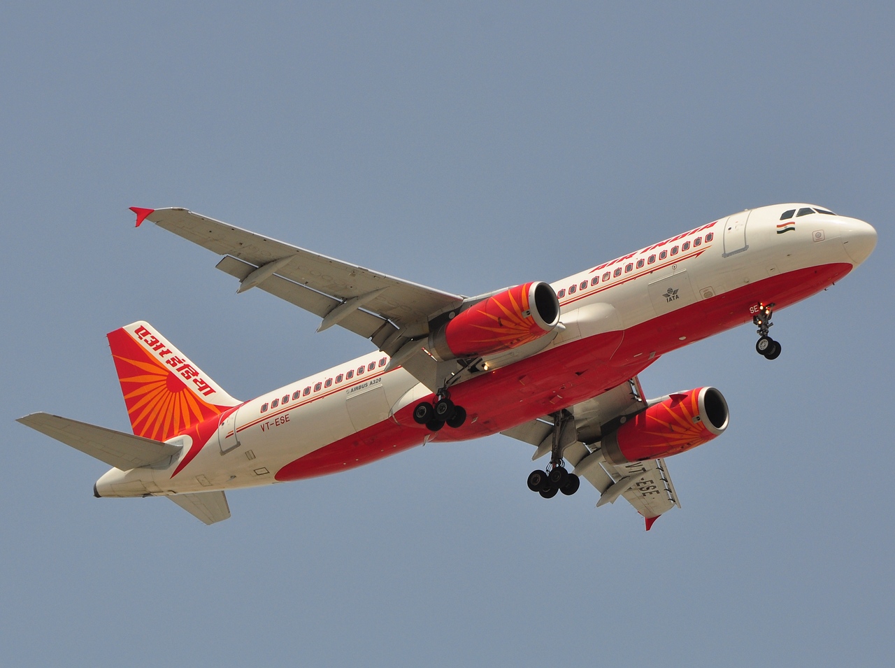 VT-ESE - A320-231 - Air India - DXB - 08-04-2011