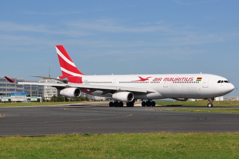 3B-NAY - A340-313 - Air Mauritius - CDG - 26-06-2011