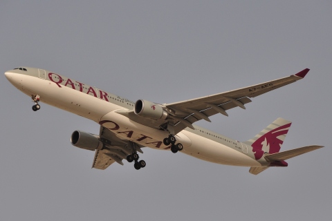 A7-AEG - A330-302 - Qatar Airways - DXB - 03-04-2011