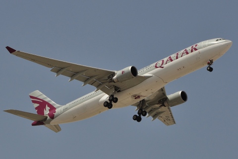 A7-AEO - A330-302 - Qatar Airways - DXB - 08-04-2011