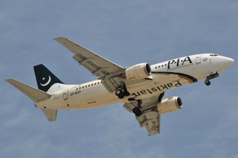 AP-BCD - 737-340 - PIA Pakistan International Airlines - DXB - 07-04-2011
